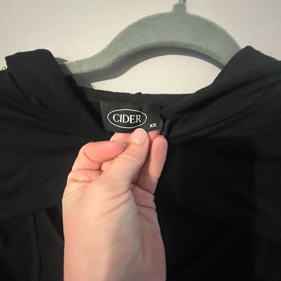 Woman’s tie up crop top with hood! - Picture 2 of 3